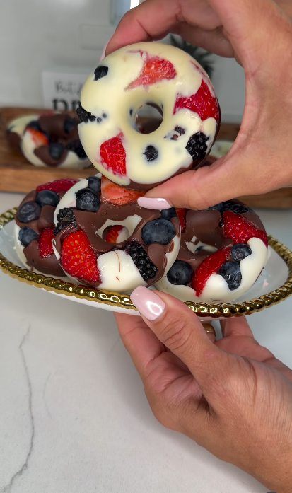 Fruit Donut branco com frutas, visto de perto