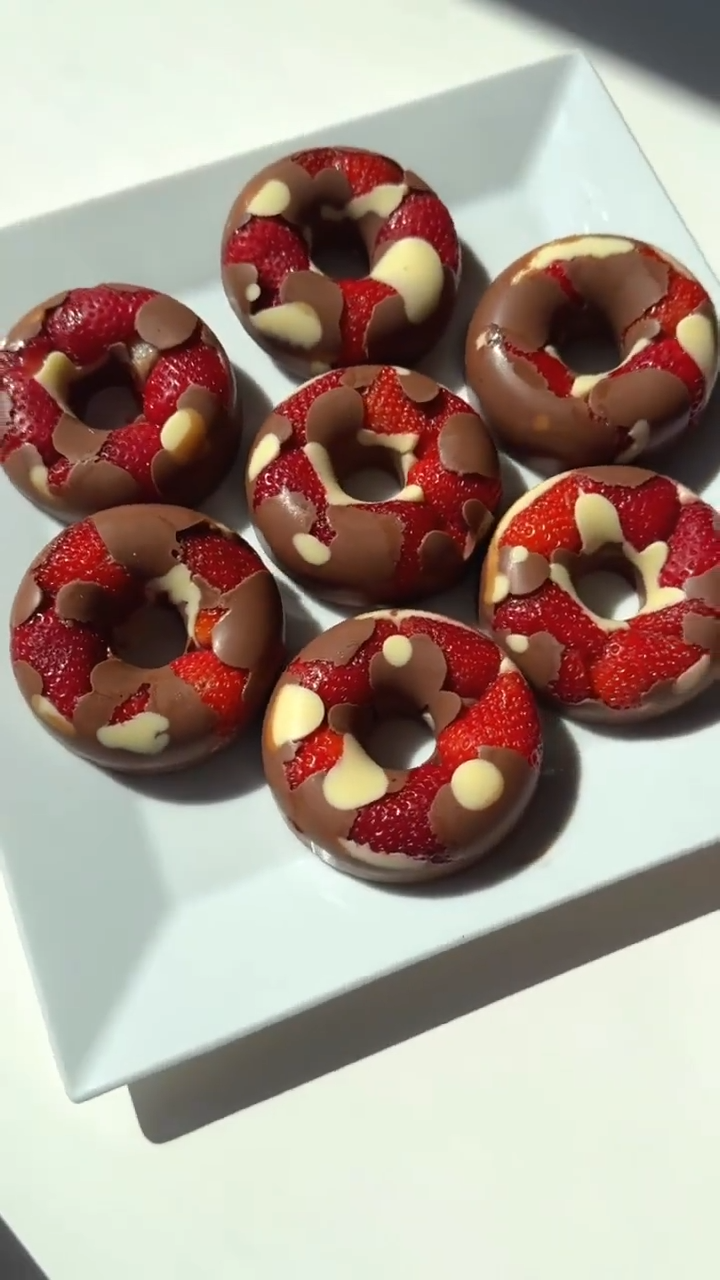 Fruit Donuts de chocolate com morangos e mirtilos